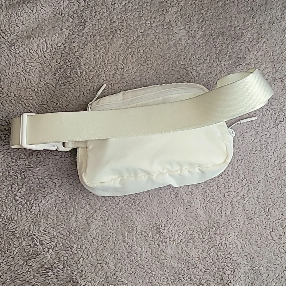 Lululemon Everywhere Belt Bag - White Opal - Excellent condition - Picture 3 of 7
